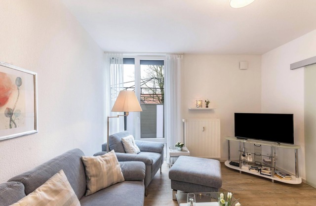 Cosy Holiday Apartment “Am Horumertief” on Dyke with Wi-Fi, Terrace & Garden; Parking Available