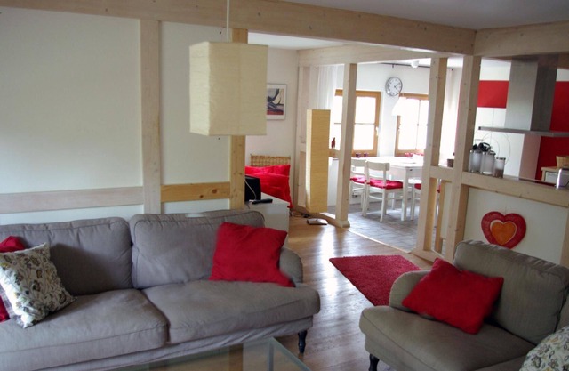 Cosy holiday apartment with an open living and dining room and an exposed timber frame