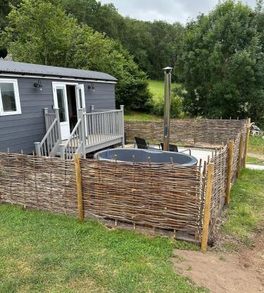 Cosy Hut Immersed in Nature with Private Hot Tub