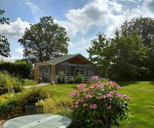 Cosy Log Cabin in Llanfoist village