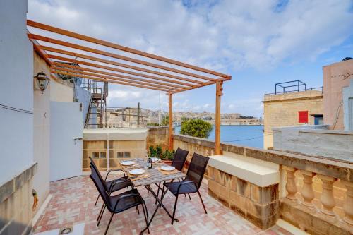 Cosy Maltese Townhouse Roof Terrace and Views
