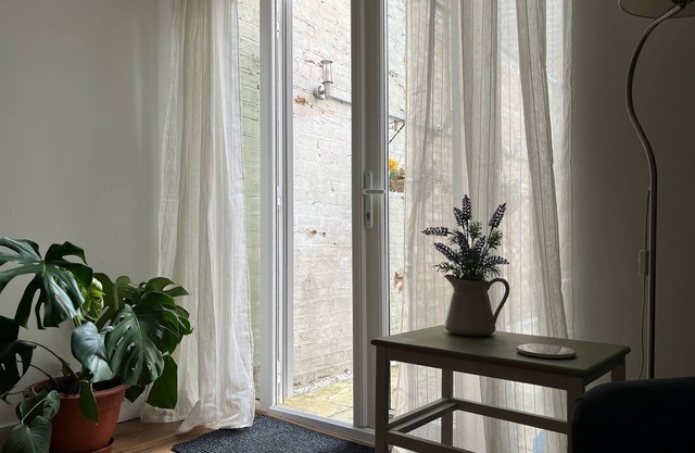 Cosy terrace house close to town centre, train station and ideal for race course