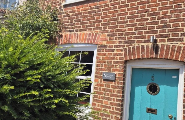 Cosy two bed cottage. Pet friendly!