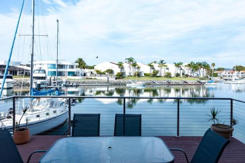 Cosy Waterside Retreat