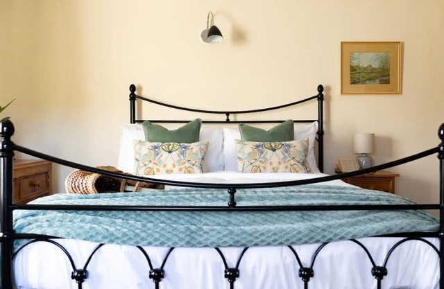 Cosy Yew Tree Cottage with Scenic Field Views