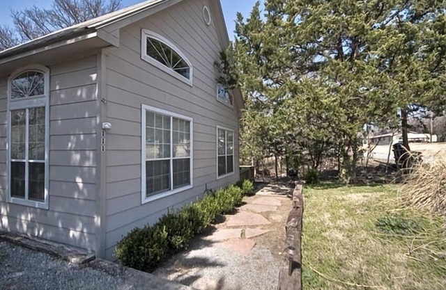 Cottage, 1 mile to Highport Marina which offers a daily fee boat ramp.