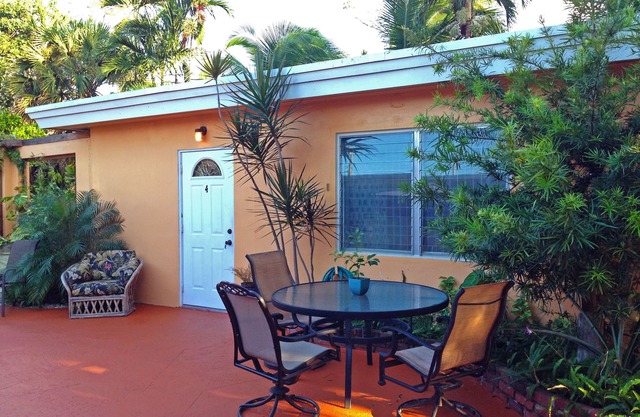 Cottage. Clean/Quiet. 750sf, 1BR, 1BA. 24h Checkin. Laundry. Breakfast. Pool.