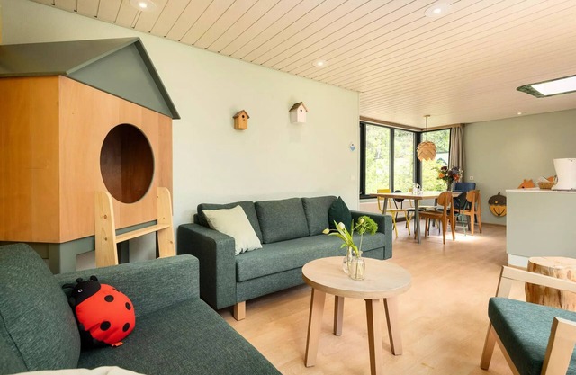 Cottage Forest Animals 6 People