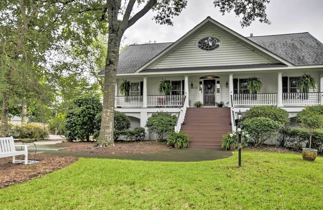 Cottage Garden Home w/ Screened Patio & Yard!