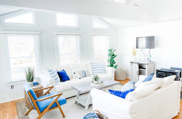 Cottage Getaway - Walk to Beach & Downtown Sleep 7