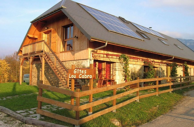 Cottage 'Gite Le Solant - Lou Cabro' with Mountain View, Shared Garden and Wi-Fi