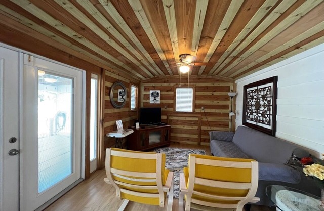 Cottage in a country setting, Pet and RV Friendly!