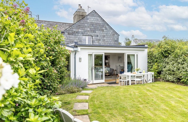 Cottage in lovely village of Broadhempston near the south Devon coast & Dartmoor