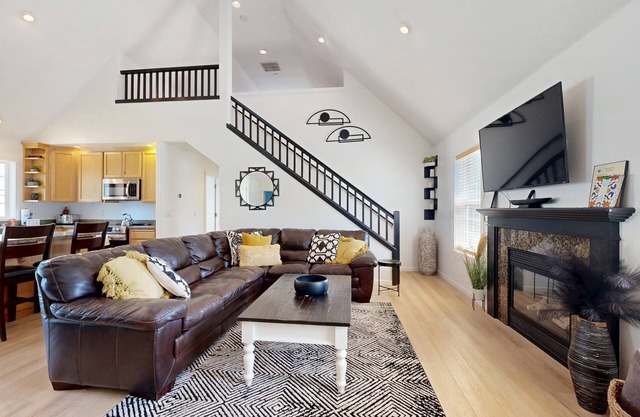 Cottage near the beach with hot tub, gas fireplace, washer/dryer, dog-friendly