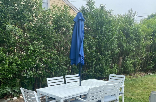 Cottage nestled between beaches and minutes to Newport