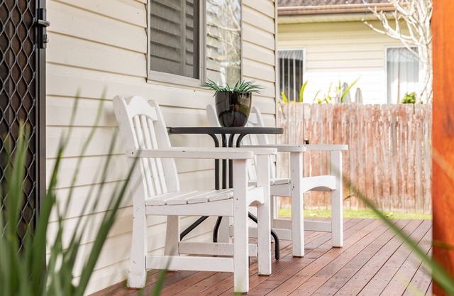 Cottage on Bruce nestled between lake and ocean