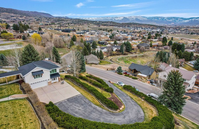 Cottage on the hill, sleeps 6, views, gym, office