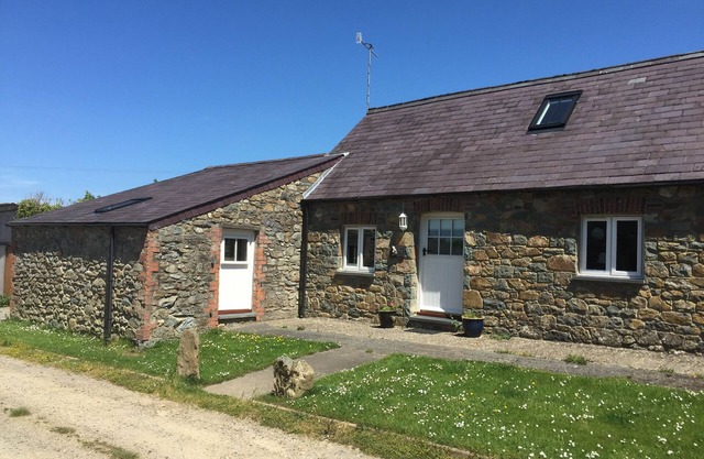 Cottage sleeping up to 6 in 3 bedrooms, peaceful. 1 mile to Newport Town Centre