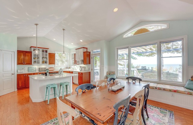 Cottage w/Private Beach + Fire Pit in Manistee!