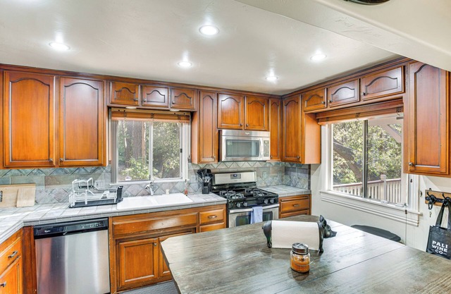 Cottage w/Private Hot Tub: 2 Mi to Lake Arrowhead
