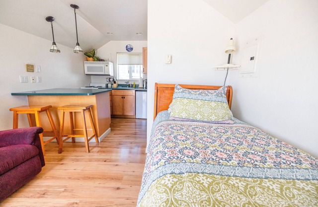 Located Downtown Cottage 