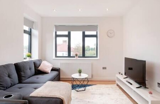 Coulsdon -Entire 1BR Flat, Covered Balcony - Walk to Station