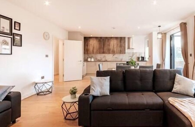 Coulsdon - Entire 3BR Flat with Gardens - Walk to Station