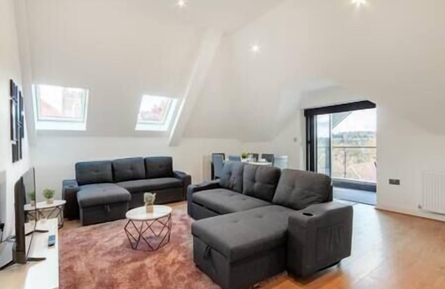 Coulsdon -Entire 3BR Flat, Covered Balcony - Walk to Station