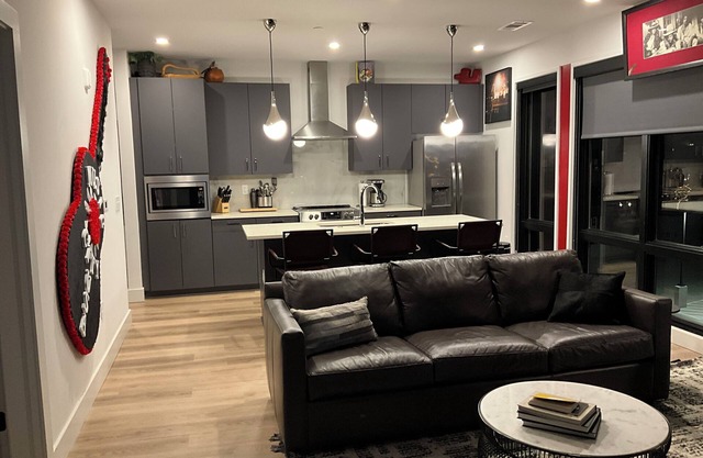 Country Condo in Fun and Fabulous Nashville w/a pool, cable, WiFi, gym & more!