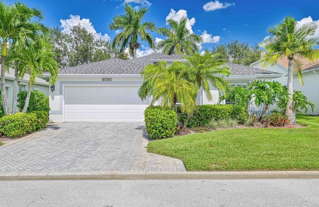Country Creek - 2 bed+ den/2 bath Estero pool home with golf