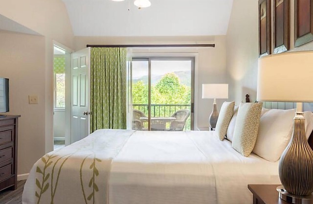 Country Hotel near Gatlinburg amusement park w/indoor/outdoor heated pools, hot tubs and game rooms