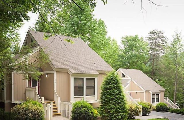 Country Hotel near Gatlinburg amusement park w/indoor/outdoor heated pools, hot tubs and game rooms