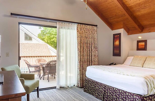 Country Hotel near Gatlinburg amusement park w/indoor/outdoor heated pools, hot tubs and game rooms