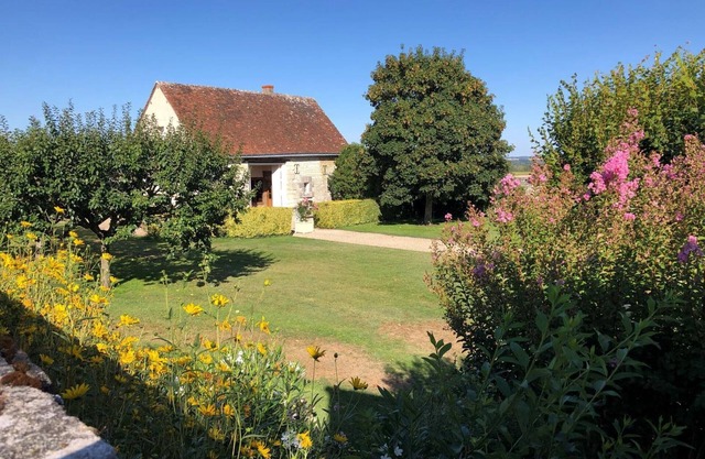 Country house with private garden and fireplace, pets allowed