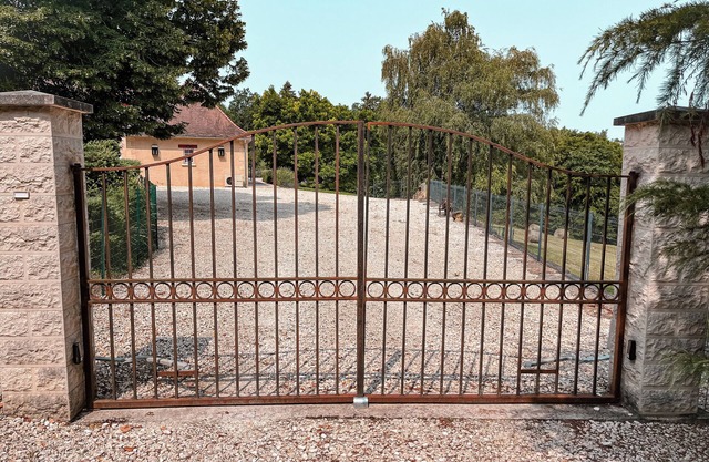 Country house 10 persons with air-conditioned rooms, heated pool