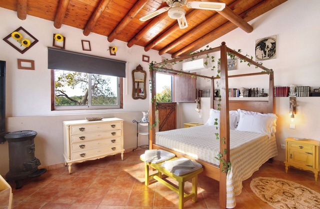 Country House "Quinta do Mestre - Casa do Campo" with Sea View, Shared Garden & Wi-Fi