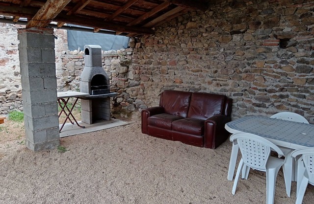 Country house with private outdoor area with brazier barbecue