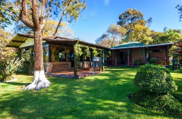 COUNTRY LAKE HOUSE