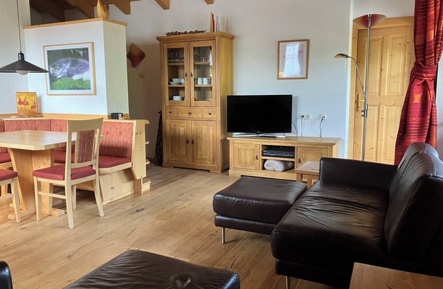 Country-style apartment with mountain views and close to the slopes in the Zille