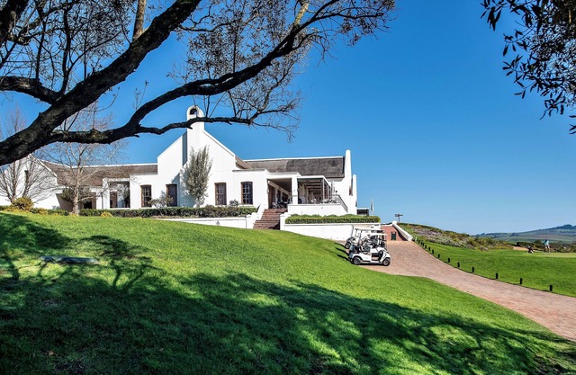 Country Style Luxurious Loft In Exclusive Winelands Golf Estate