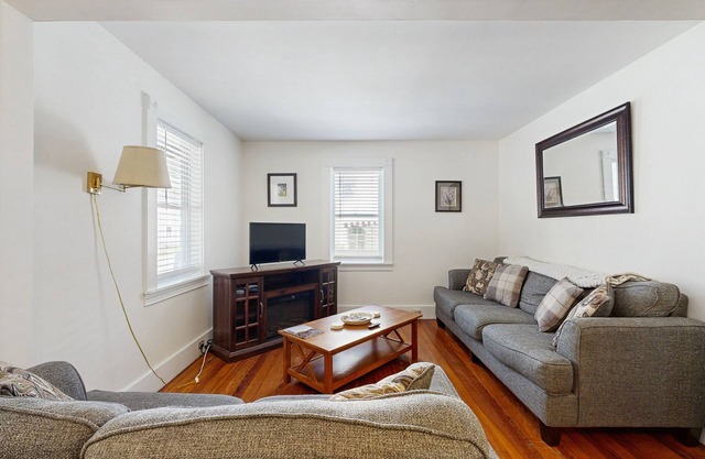 Countryside home with classic front porch - walk to town/Acadia/Glen Mary Park