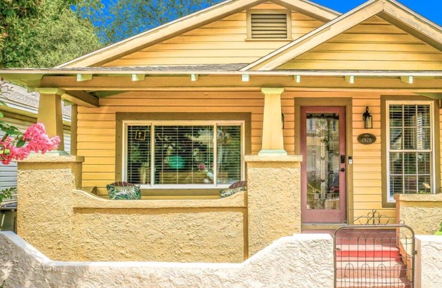 Couples' Cozy BoHo Haven: Downtown & Beach Bliss