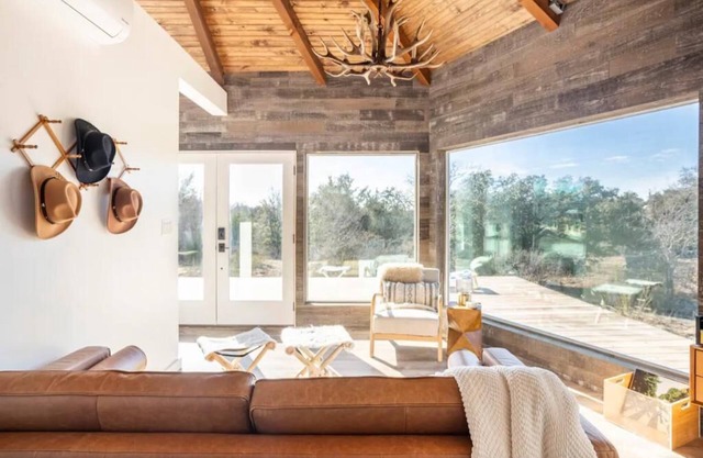 Couples Retreat, Private Hot Tub, Stars & Outdoor Shower