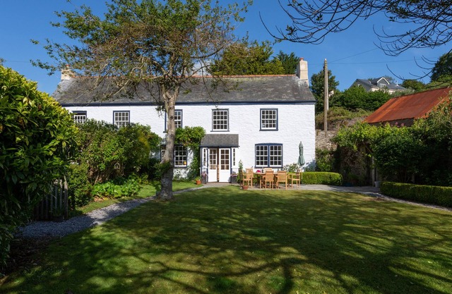 COURT PRIOR COTTAGE, pet friendly, with open fire in Cornworthy