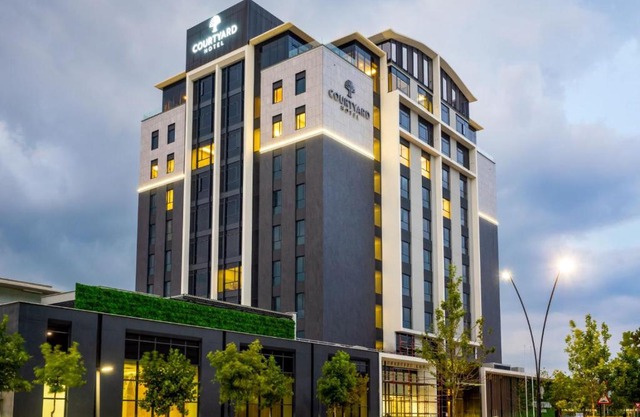 Courtyard Hotel Waterfall City