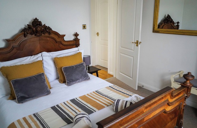 Courtyard, parking, strong WiFi. Nr Salcombe estuary, town, coast & beaches.