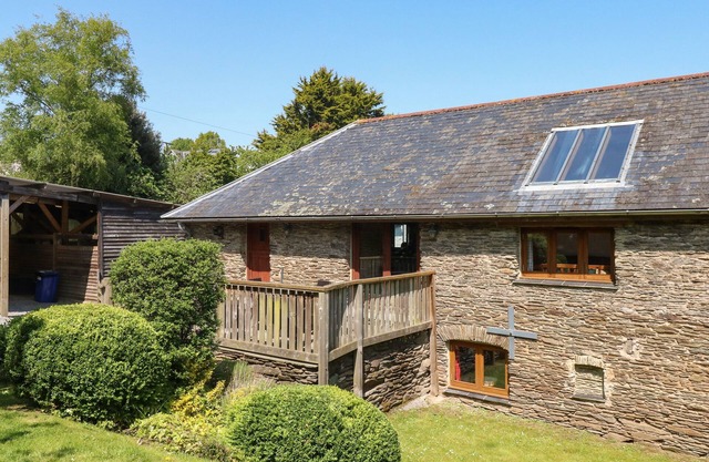 COWSLIP BARN, pet friendly, character holiday cottage in Dittisham