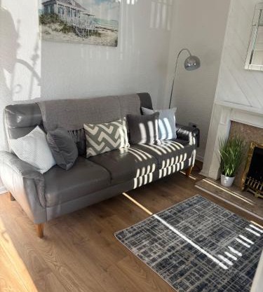 Cozee 2-bed home in WV11 nr New Cross Hospital M6 & M54