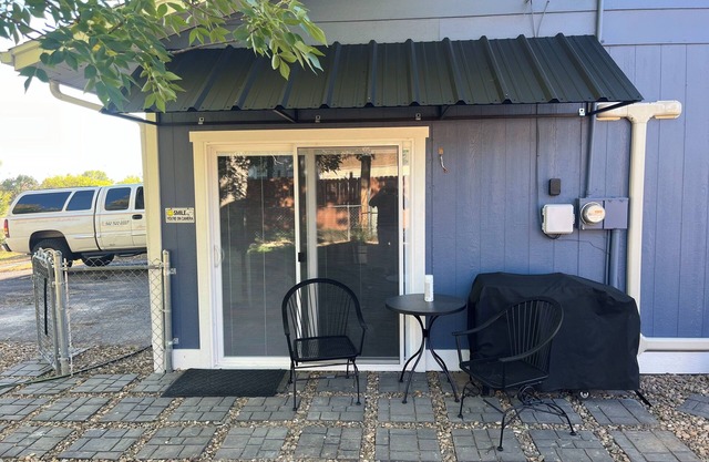 Cozy 1-bed apartment in lovely Rapid City with AC/Heat & large private yard