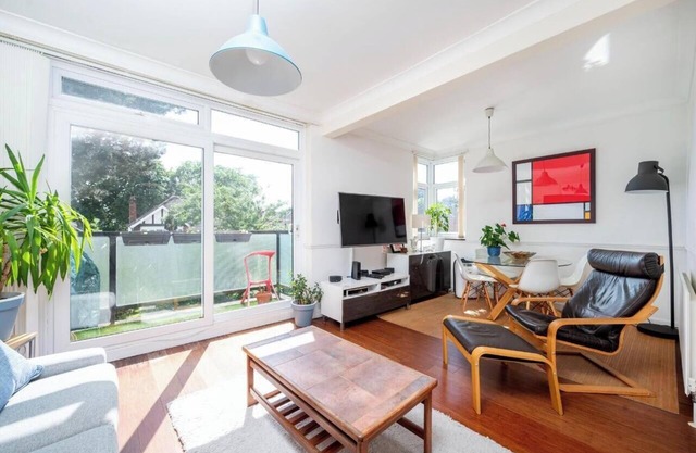 Cozy 1-Bed Flat with Balcony View